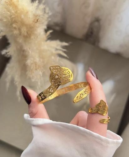 طقم أسواره وخاتم الحرف العربي المزخرف