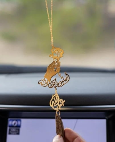 تعليقة السيارة بشكل الوردة مع الاسم كسره العود