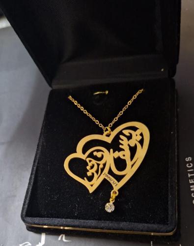 سلسال بشكل قلبين مع الاسم والتاريخ