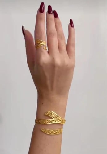 طقم أسواره وخاتم الحرف العربي المزخرف