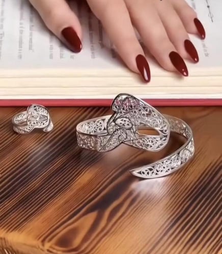 طقم أسواره وخاتم الحرف العربي المزخرف