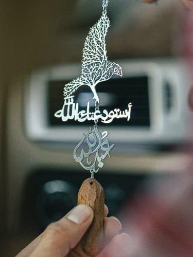 تعليقة الصقر بالاسم مع كسره العود