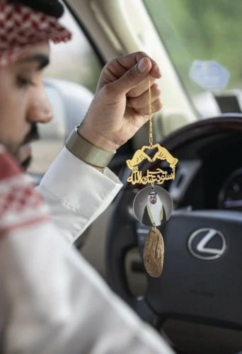 تعليقة قلب بيدين بالصوره مع كسرة عود