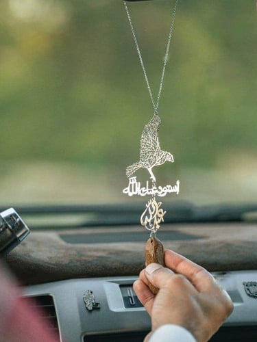 تعليقة الصقر بالاسم مع كسره العود