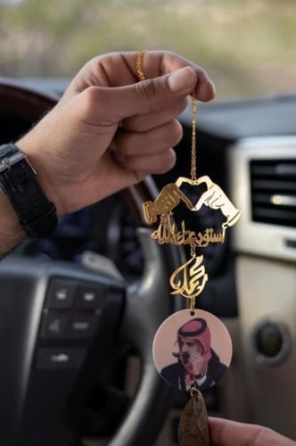 تعليقة قلب بيدين بالصوره و اسم مع كسرة عود