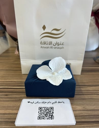 تغليف قماش مع ورد أنيق