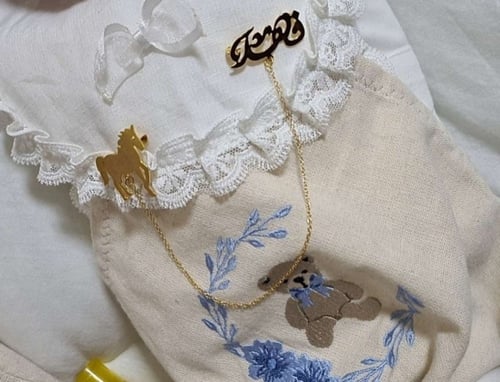 بروش بالاسم مع حصان