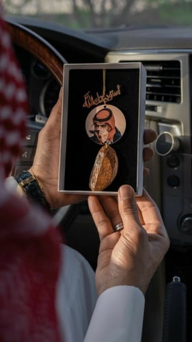 تعليقة سيارة استودعتك الله بالصوره مع كسرة العود