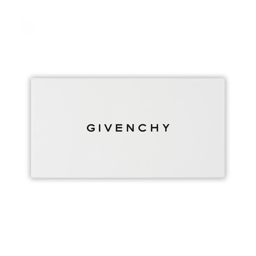 شماغ جيفنشي أبيض كلاسيك اصدار 2024