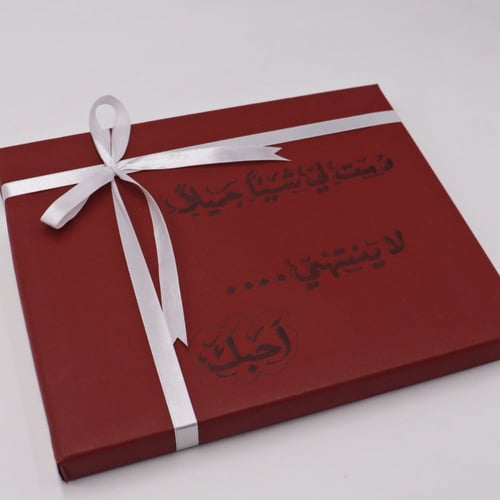 تغليف أحمر مع شريطة بيضاء شماغ تاج الرجل