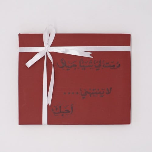 تغليف أحمر مع شريطة بيضاء شماغ تاج الرجل