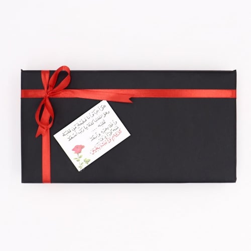تغليف اسود مع شريطة حمراء