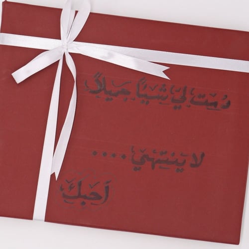 تغليف أحمر مع شريطة بيضاء شماغ تاج الرجل