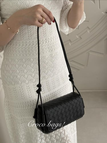 Classic Woven Shoulder Bag - black