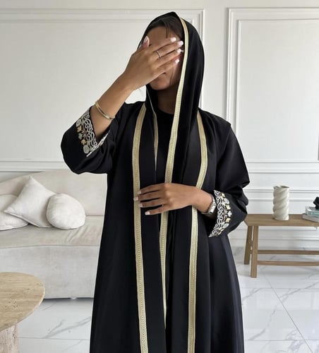 عباية كريب بكلفة وتطريز بالخيوط