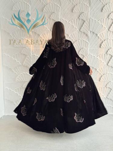 عباية مخمل تطريز كمبيوتر، القصة استريت