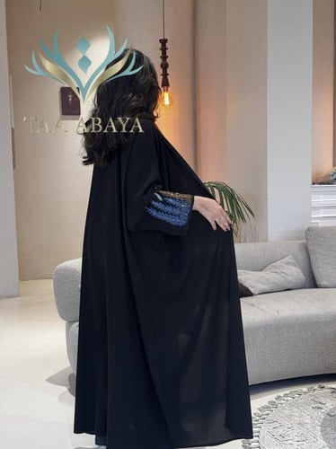 عباية كريب سبيشل مع رسم وتطريز يدوي على الكم ، الق...