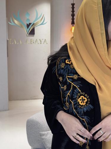عباية مخمل مع شك وتطريز بالخيوط، القصة نص بشت