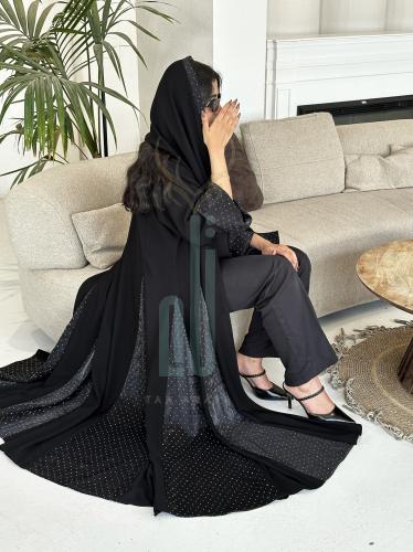 عباية كريب بلقيس وكريستال، القصة كلوش