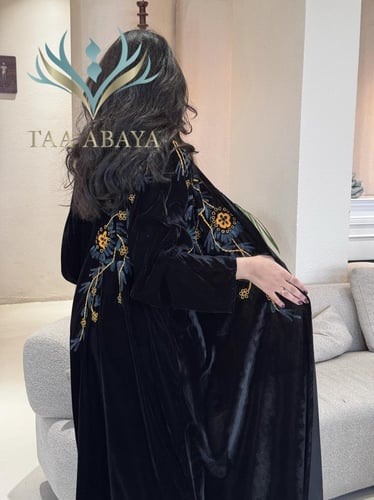 عباية مخمل مع شك وتطريز بالخيوط، القصة نص بشت