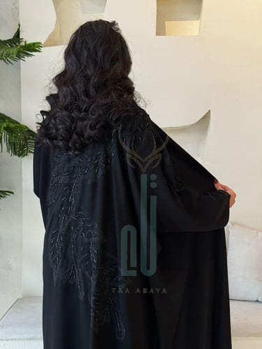 عباية نص بشت مع تطريز يدوي