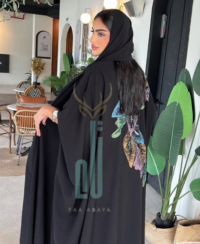 عباية بشت مع رسم وشك يدوي