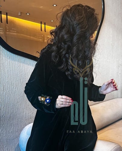 عباية مخمل نص كلوش شك يدوي بالخيوط