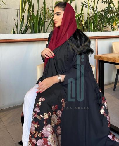 عباية كريب خفيف مع جاكار ورسم يدوي