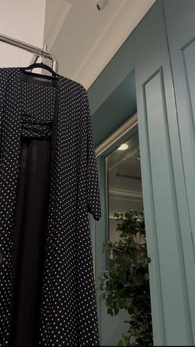Chiffon abaya padded with polka dots, the cut is quarter flared