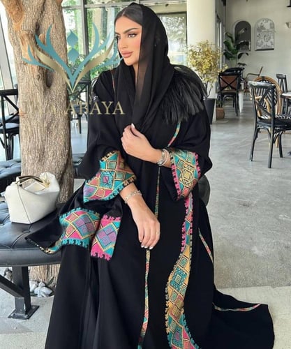 عباية كريب ملكي وكلفة ملونة أنيقة، القصة نص كلوش