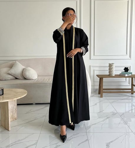 عباية كريب بكلفة وتطريز بالخيوط