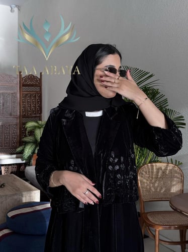 عباية مخمل مع سديرية شك وشك في الأكمام ، القصة است...