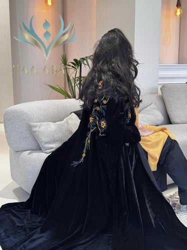 عباية مخمل مع شك وتطريز بالخيوط، القصة نص بشت