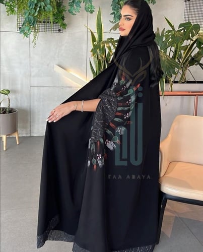 عباية كريب لمياء مع دانتيل ورسم مع شك يدوي