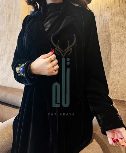 عباية مخمل نص كلوش شك يدوي بالخيوط
