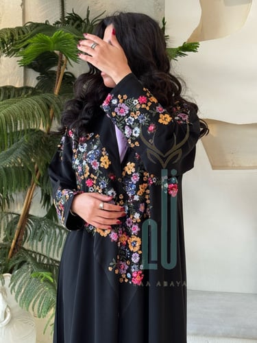 عباية كريب لمياء مع تطريز مورد أنيق