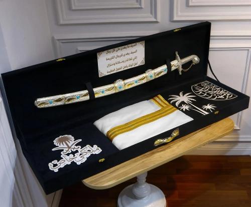 بوكس إهداء ملكي سيف دمشقي مع بشت ملكي | أفخم الهدا...
