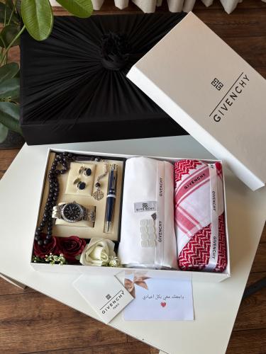 Men's gift set: watch with shemagh and fabric from Givenchy