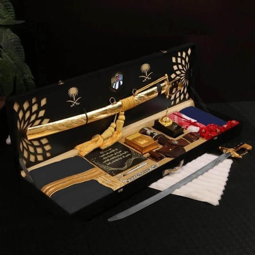 بوكس هدايا رجالي ملكي – بشت وسيف عربي فاخر مع إكسس...