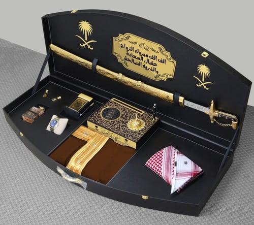 هدايا ملكيه مشلح الفخامه مع شماغ ماركة جيفنشي