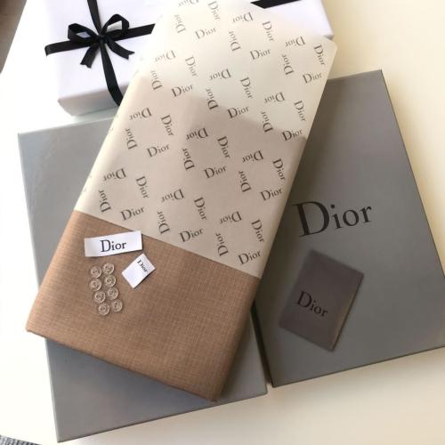 قماش شتوي ماركة ديور بكل ملحقاته