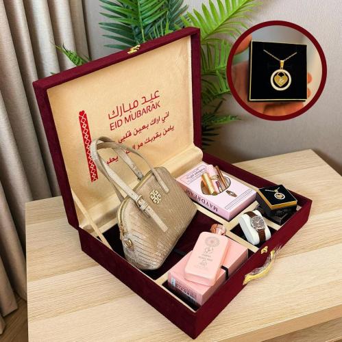 طقم نسائي فاخر مع شنطة وعطر وساعة وأرواج وسلسال حس...