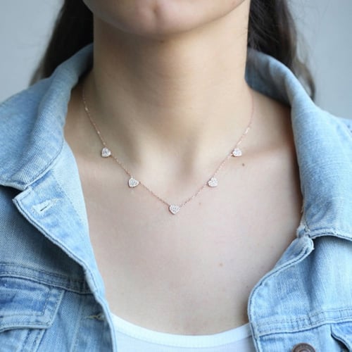 سلسال ببريق الذهب يتزين بتعليقات على شكل قلوب مرصع...