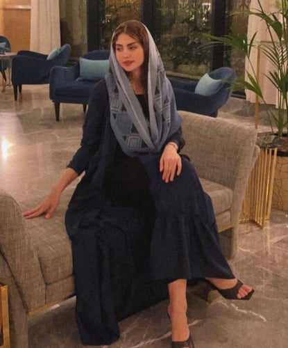 (مع طرحة كحلي ساده )