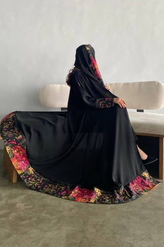 عباية الورد.