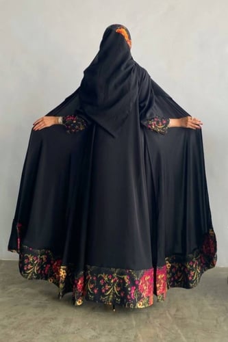 عباية الورد.