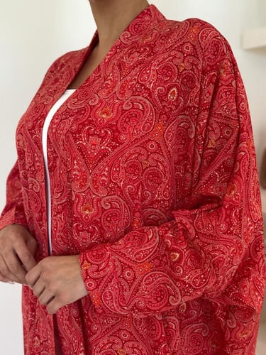 عباية كتف بلون احمر زاهي ملفت