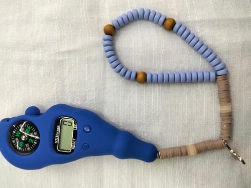 سبحة الكترونية زرقاء اللون مع بوصلة