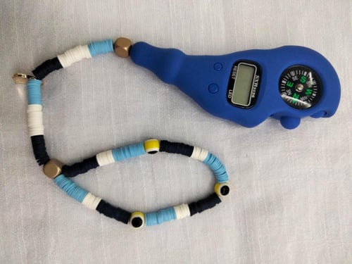 سبحة الكترونية زرقاء اللون مع بوصلة