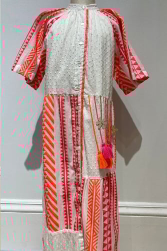 فستان طويل بلون خوخي هادئ بسيط